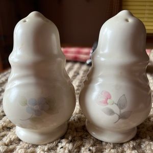 Pfaltzgraff Tea Rose Salt & Pepper Shaker Set